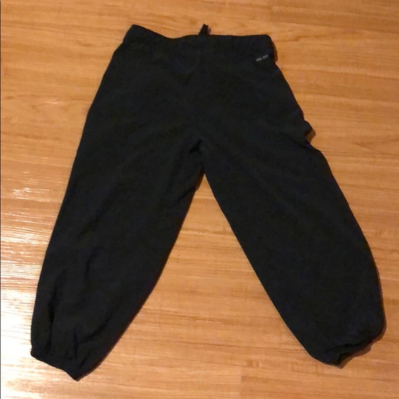 Women’s Nike Capri Workout Pants - Picture 2 of 3